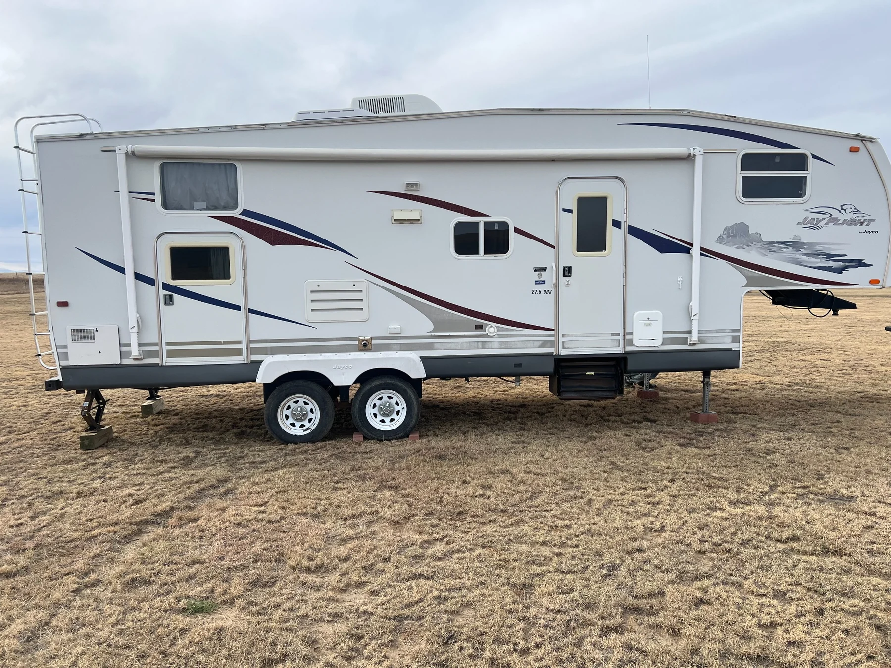 Exterior side view of the 2007 Jayco Jay Flight fifth wheel